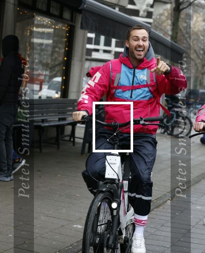 Amsterdam 23 december 2021
Dave Roelvink en een colega als fietskoerier voor Flink in Amsterdam zuid.
