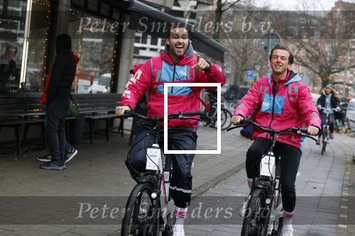 Amsterdam 23 december 2021
Dave Roelvink en een colega als fietskoerier voor Flink in Amsterdam zuid.