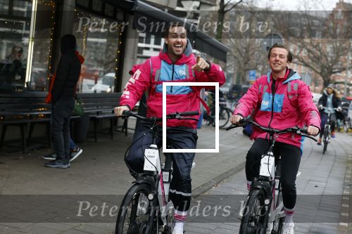Amsterdam 23 december 2021
Dave Roelvink en een colega als fietskoerier voor Flink in Amsterdam zuid.