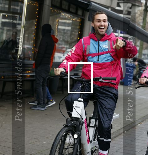 Amsterdam 23 december 2021
Dave Roelvink en een colega als fietskoerier voor Flink in Amsterdam zuid.