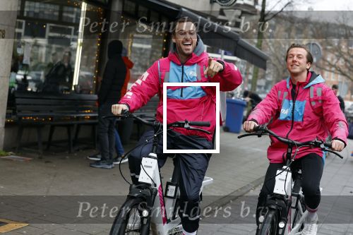 Amsterdam 23 december 2021
Dave Roelvink en een colega als fietskoerier voor Flink in Amsterdam zuid.