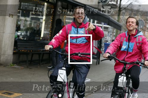 Amsterdam 23 december 2021
Dave Roelvink en een colega als fietskoerier voor Flink in Amsterdam zuid.