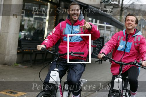 Amsterdam 23 december 2021
Dave Roelvink en een colega als fietskoerier voor Flink in Amsterdam zuid.