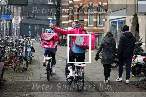 Amsterdam 23 december 2021
Dave Roelvink en een colega als fietskoerier voor Flink in Amsterdam zuid.