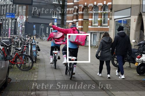 Amsterdam 23 december 2021
Dave Roelvink en een colega als fietskoerier voor Flink in Amsterdam zuid.