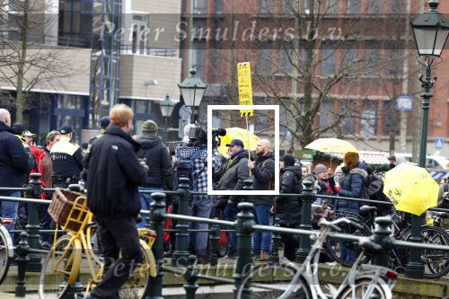 Den haag 10 januari 2022
Balkonscene nieuwe kabinet op paleis Noordeinde.
Koning Willem Alexander Mark Rutte Wopke Hoekstra Hugo de Jonge Kasja ollongren Liesje Schreinemacher Franc Weerwind Dilan Yesilgoz Hanke Bruins Robbert Dijkgraaf Dennis Wiersma Mark Harbers Micky Adriaansens Rob Jetten Henk Staghouwer Christianne v d Wal Karien v Gennip Carola Schouten Ernst Kuipers en Conny Helder . Demonstranten tegen coronabeleid en tegen kabinet