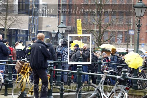 Den haag 10 januari 2022
Balkonscene nieuwe kabinet op paleis Noordeinde.
Koning Willem Alexander Mark Rutte Wopke Hoekstra Hugo de Jonge Kasja ollongren Liesje Schreinemacher Franc Weerwind Dilan Yesilgoz Hanke Bruins Robbert Dijkgraaf Dennis Wiersma Mark Harbers Micky Adriaansens Rob Jetten Henk Staghouwer Christianne v d Wal Karien v Gennip Carola Schouten Ernst Kuipers en Conny Helder . Demonstranten tegen coronabeleid en tegen kabinet