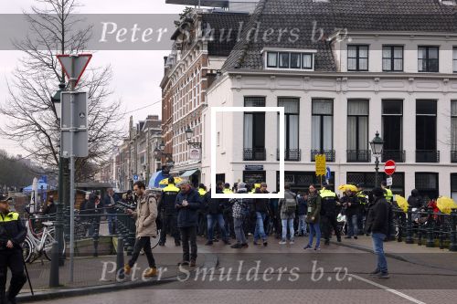 Den haag 10 januari 2022
Balkonscene nieuwe kabinet op paleis Noordeinde.
Koning Willem Alexander Mark Rutte Wopke Hoekstra Hugo de Jonge Kasja ollongren Liesje Schreinemacher Franc Weerwind Dilan Yesilgoz Hanke Bruins Robbert Dijkgraaf Dennis Wiersma Mark Harbers Micky Adriaansens Rob Jetten Henk Staghouwer Christianne v d Wal Karien v Gennip Carola Schouten Ernst Kuipers en Conny Helder . Demonstranten tegen coronabeleid en tegen kabinet