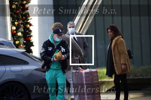 Schiphol Mijdrecht 20 december 2021
Andre Hazes en zijn neef en beste vriend Djarno Hofland worden door Rachel hazes opgehaald op Schiphol na een vakantie naar Las Vegas en Los Angeles. Daarna rijden Andre en zijn moeder naar haar huis in Mijdrecht.