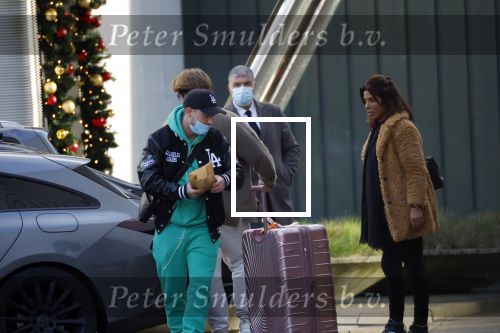 Schiphol Mijdrecht 20 december 2021
Andre Hazes en zijn neef en beste vriend Djarno Hofland worden door Rachel hazes opgehaald op Schiphol na een vakantie naar Las Vegas en Los Angeles. Daarna rijden Andre en zijn moeder naar haar huis in Mijdrecht.