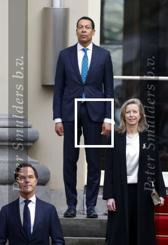 Den haag 10 januari 2022
Balkonscene nieuwe kabinet op paleis Noordeinde.
Koning Willem Alexander Mark Rutte Wopke Hoekstra Hugo de Jonge Kasja ollongren Liesje Schreinemacher Franc Weerwind Dilan Yesilgoz Hanke Bruins Robbert Dijkgraaf Dennis Wiersma Mark Harbers Micky Adriaansens Rob Jetten Henk Staghouwer Christianne v d Wal Karien v Gennip Carola Schouten Ernst Kuipers en Conny Helder .