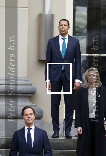 Den haag 10 januari 2022
Balkonscene nieuwe kabinet op paleis Noordeinde.
Koning Willem Alexander Mark Rutte Wopke Hoekstra Hugo de Jonge Kasja ollongren Liesje Schreinemacher Franc Weerwind Dilan Yesilgoz Hanke Bruins Robbert Dijkgraaf Dennis Wiersma Mark Harbers Micky Adriaansens Rob Jetten Henk Staghouwer Christianne v d Wal Karien v Gennip Carola Schouten Ernst Kuipers en Conny Helder .