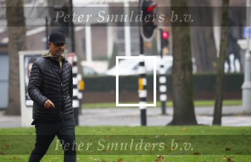 Amsterdam 14 december 2021
Frank Rijkaard wandelend in Amsterdam zuid.