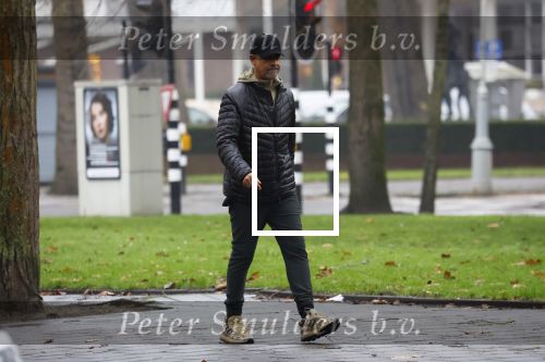 Amsterdam 14 december 2021
Frank Rijkaard wandelend in Amsterdam zuid.