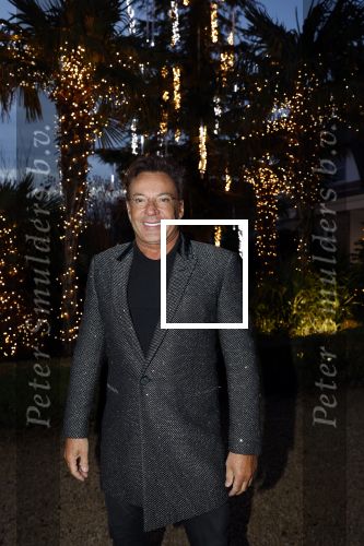 Aalsmeer 22 december 2021
Gerard Joling in de tuin van zijn huis met kerstversiering.