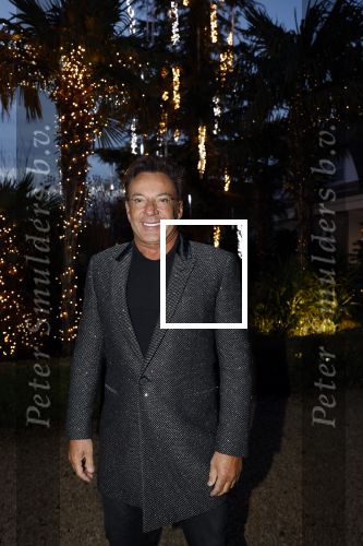 Aalsmeer 22 december 2021
Gerard Joling in de tuin van zijn huis met kerstversiering.