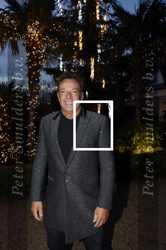 Aalsmeer 22 december 2021
Gerard Joling in de tuin van zijn huis met kerstversiering.