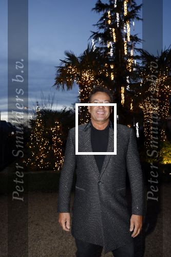 Aalsmeer 22 december 2021
Gerard Joling in de tuin van zijn huis met kerstversiering.