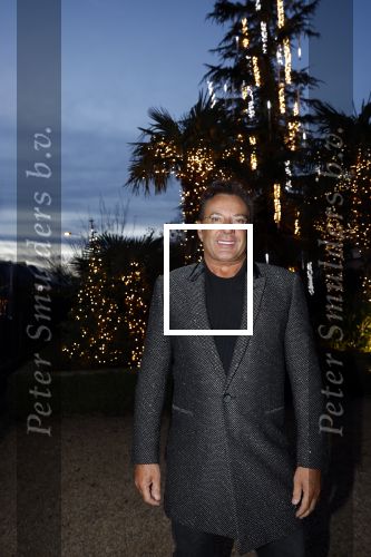 Aalsmeer 22 december 2021
Gerard Joling in de tuin van zijn huis met kerstversiering.