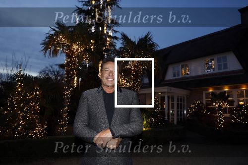 Aalsmeer 22 december 2021
Gerard Joling in de tuin van zijn huis met kerstversiering.
