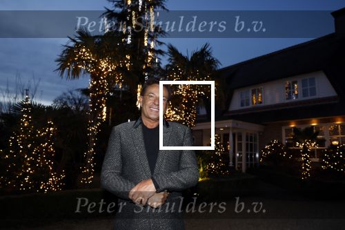 Aalsmeer 22 december 2021
Gerard Joling in de tuin van zijn huis met kerstversiering.