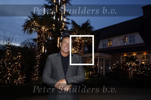 Aalsmeer 22 december 2021
Gerard Joling in de tuin van zijn huis met kerstversiering.