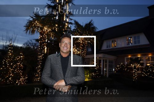 Aalsmeer 22 december 2021
Gerard Joling in de tuin van zijn huis met kerstversiering.