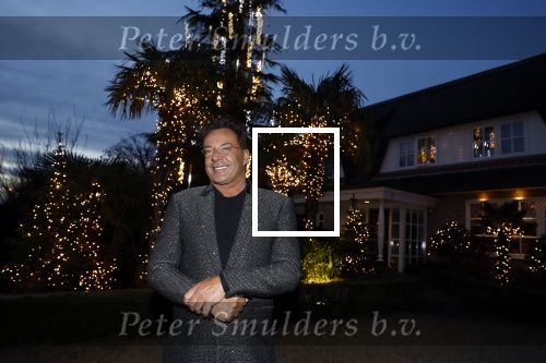 Aalsmeer 22 december 2021
Gerard Joling in de tuin van zijn huis met kerstversiering.