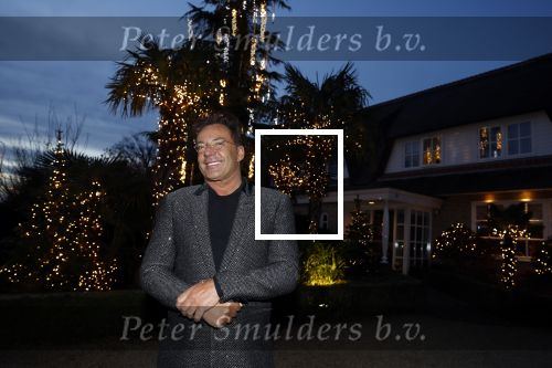 Aalsmeer 22 december 2021
Gerard Joling in de tuin van zijn huis met kerstversiering.