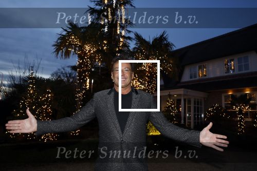 Aalsmeer 22 december 2021
Gerard Joling in de tuin van zijn huis met kerstversiering.