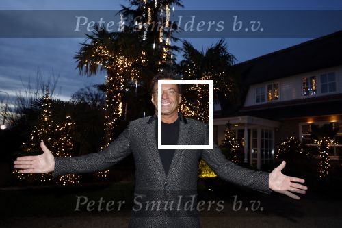 Aalsmeer 22 december 2021
Gerard Joling in de tuin van zijn huis met kerstversiering.