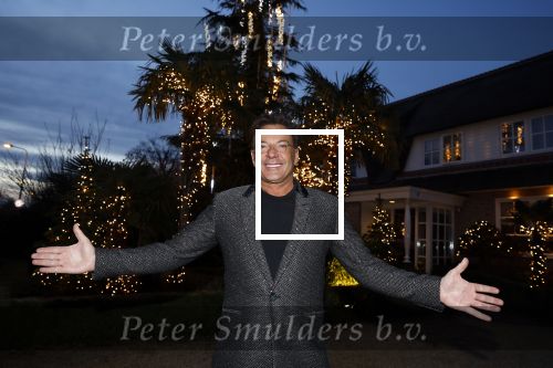 Aalsmeer 22 december 2021
Gerard Joling in de tuin van zijn huis met kerstversiering.