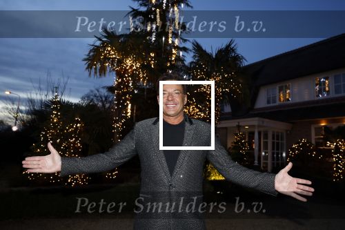 Aalsmeer 22 december 2021
Gerard Joling in de tuin van zijn huis met kerstversiering.