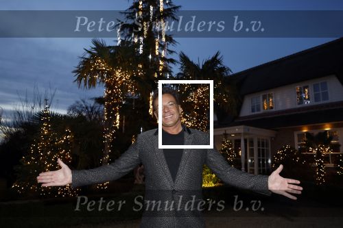 Aalsmeer 22 december 2021
Gerard Joling in de tuin van zijn huis met kerstversiering.