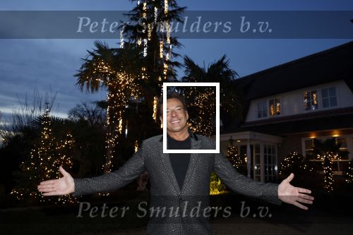 Aalsmeer 22 december 2021
Gerard Joling in de tuin van zijn huis met kerstversiering.