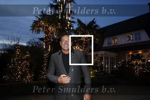 Aalsmeer 22 december 2021
Gerard Joling in de tuin van zijn huis met kerstversiering.