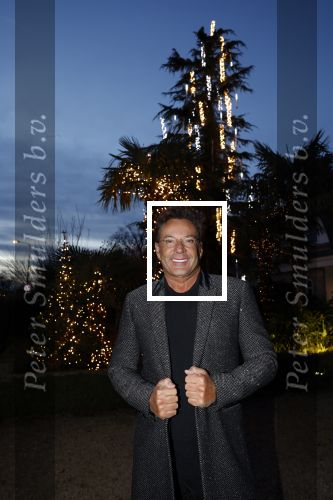 Aalsmeer 22 december 2021
Gerard Joling in de tuin van zijn huis met kerstversiering.