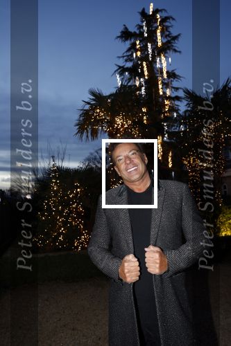 Aalsmeer 22 december 2021
Gerard Joling in de tuin van zijn huis met kerstversiering.