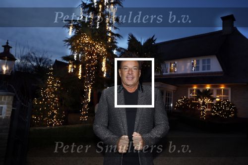 Aalsmeer 22 december 2021
Gerard Joling in de tuin van zijn huis met kerstversiering.