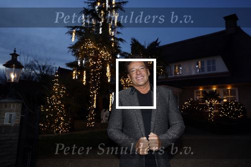 Aalsmeer 22 december 2021
Gerard Joling in de tuin van zijn huis met kerstversiering.