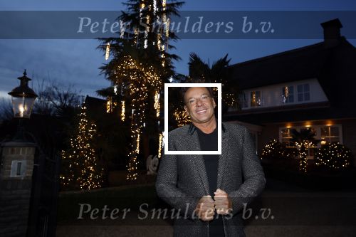 Aalsmeer 22 december 2021
Gerard Joling in de tuin van zijn huis met kerstversiering.