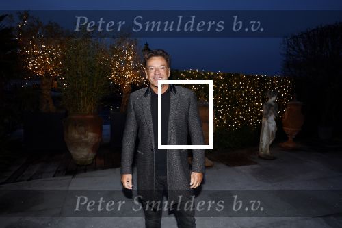 Aalsmeer 22 december 2021
Gerard Joling in de tuin van zijn huis met kerstversiering.