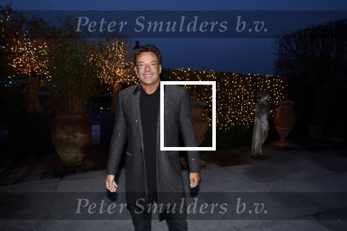 Aalsmeer 22 december 2021
Gerard Joling in de tuin van zijn huis met kerstversiering.