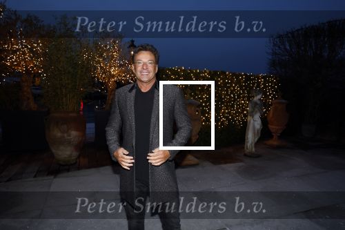 Aalsmeer 22 december 2021
Gerard Joling in de tuin van zijn huis met kerstversiering.
