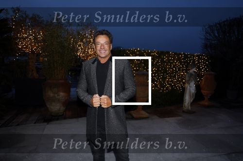 Aalsmeer 22 december 2021
Gerard Joling in de tuin van zijn huis met kerstversiering.