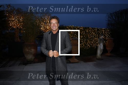 Aalsmeer 22 december 2021
Gerard Joling in de tuin van zijn huis met kerstversiering.