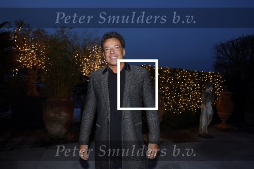 Aalsmeer 22 december 2021
Gerard Joling in de tuin van zijn huis met kerstversiering.