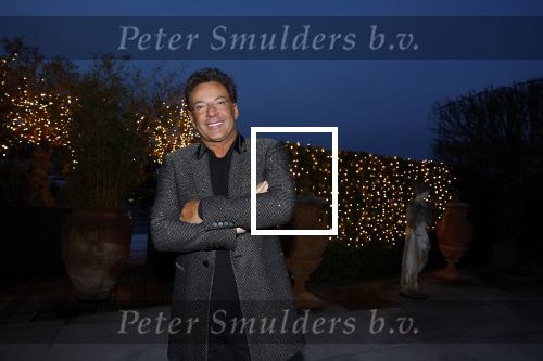 Aalsmeer 22 december 2021
Gerard Joling in de tuin van zijn huis met kerstversiering.