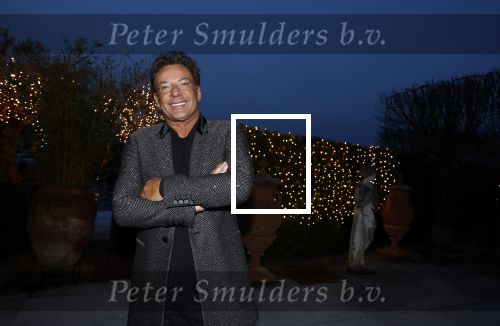 Aalsmeer 22 december 2021
Gerard Joling in de tuin van zijn huis met kerstversiering.