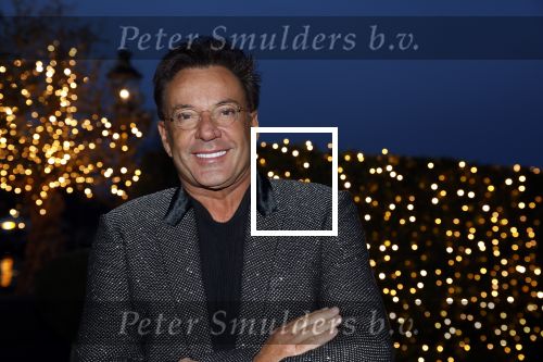 Aalsmeer 22 december 2021
Gerard Joling in de tuin van zijn huis met kerstversiering.
